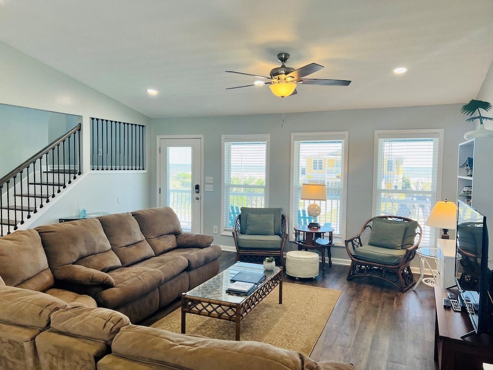 Just Breeze 'n 4 Bedroom Home by RedAwning