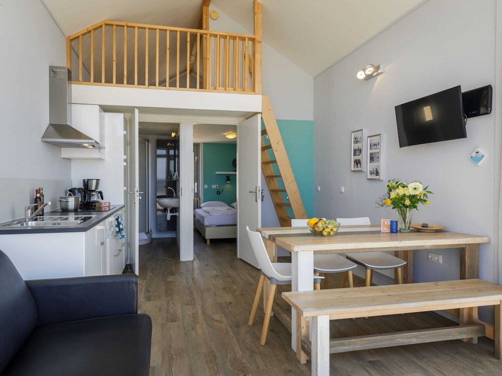 Beach House in Julianadorp With Sea Views view 4