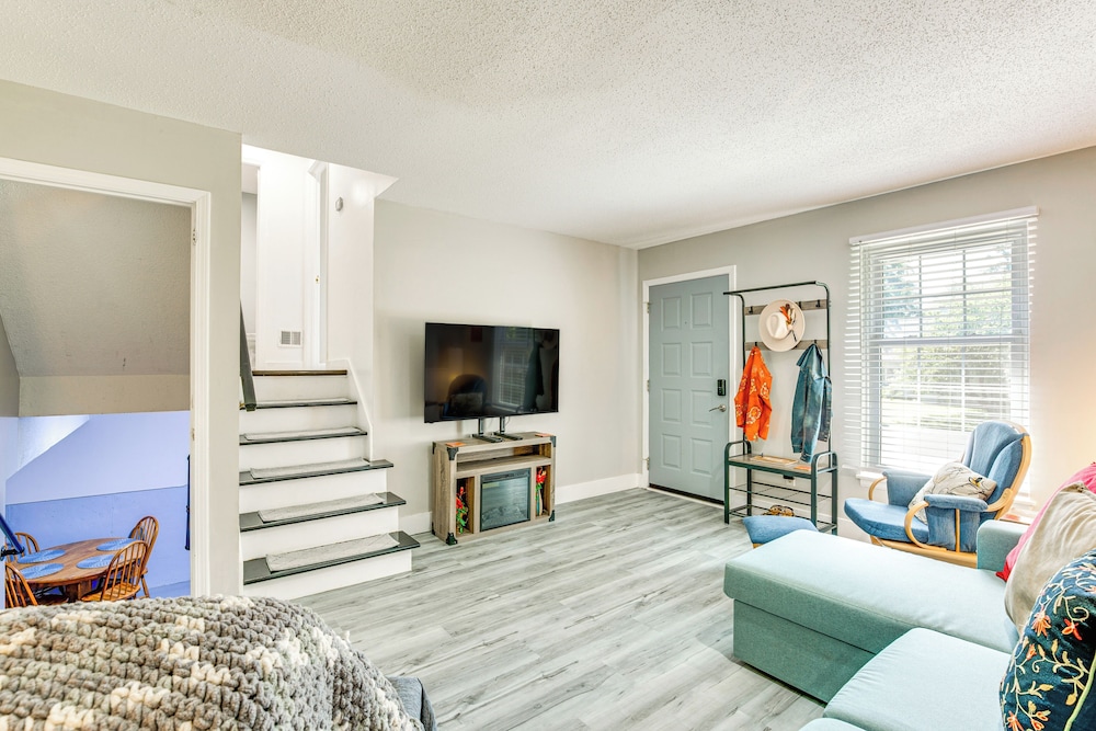 Shop, Dine & Unwind: Walkable Overland Park Home