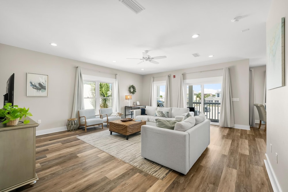 Pet Friendly Beach House - Marina View