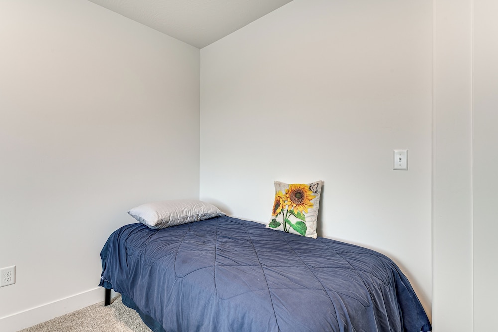 5 Mi to Trails: Townhome in Eagle Mountain