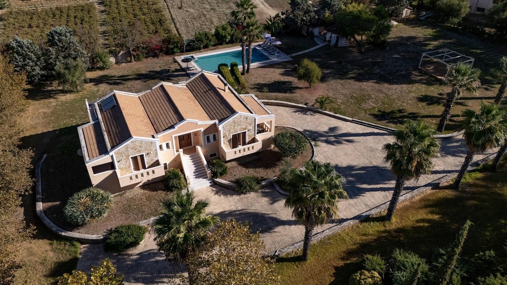 Leone Luxury Villa Giota