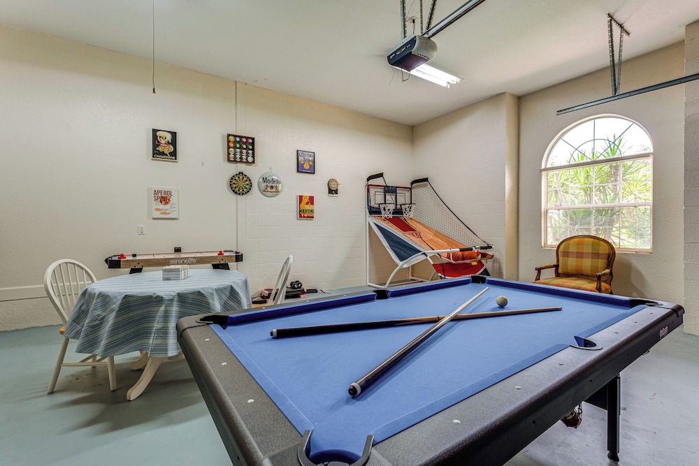 Game, Swim & Unwind: Lakeside Retreat Near Disney