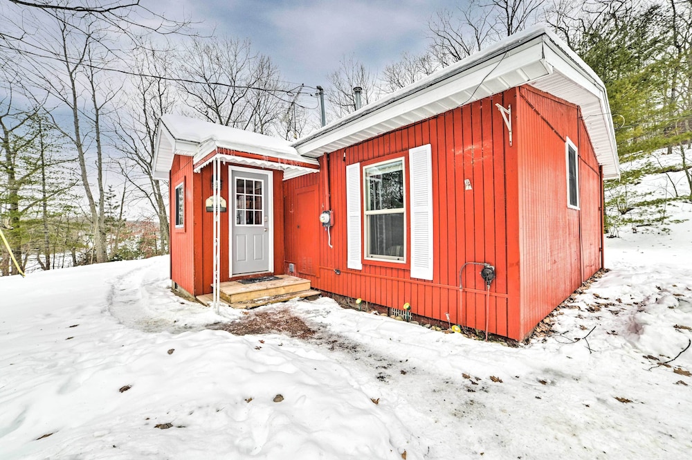 Rose City Cabin w/ Fire Pit & Lake Access view 2