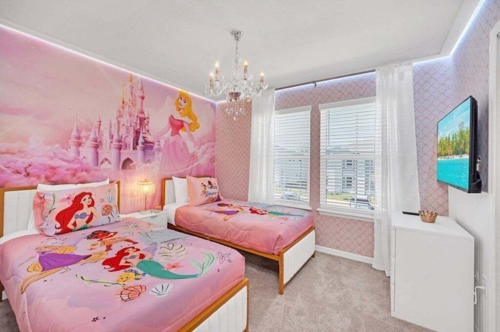 Luxury Home With Splash Pool 5 Bed Townhome! 5 Bedroom Townhouse