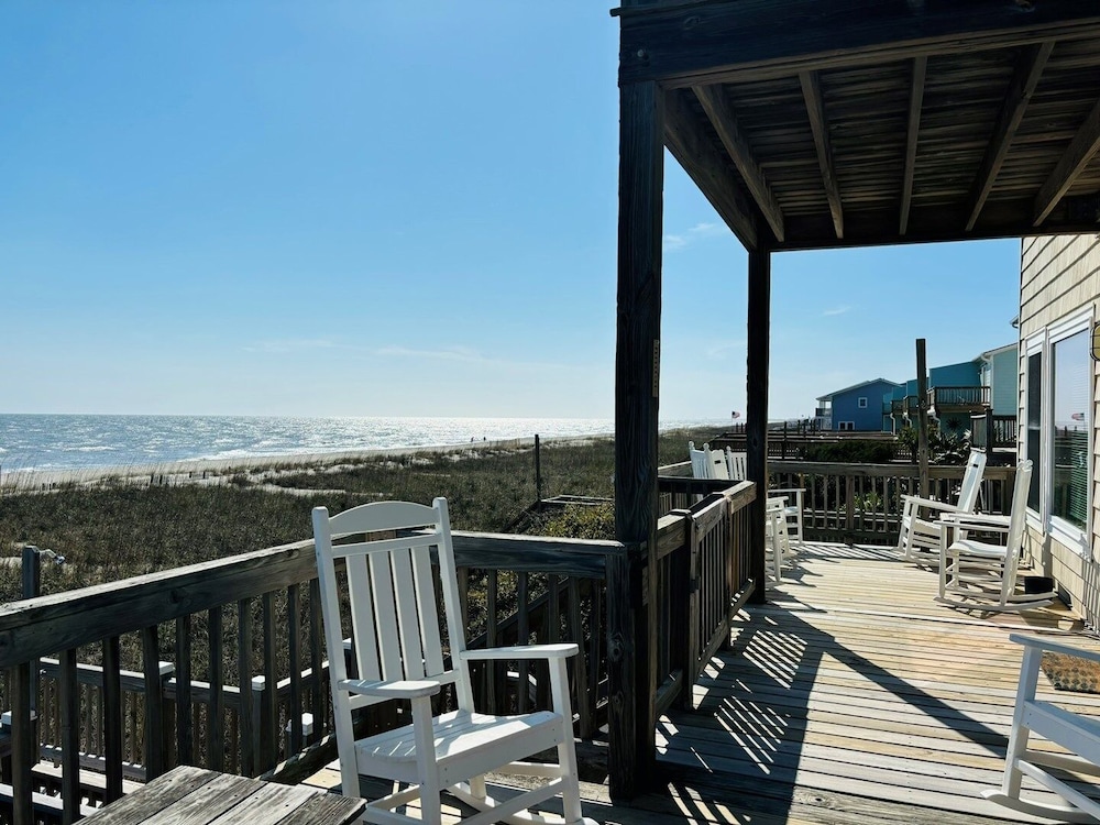 Great Place 5 Bedroom Home by RedAwning