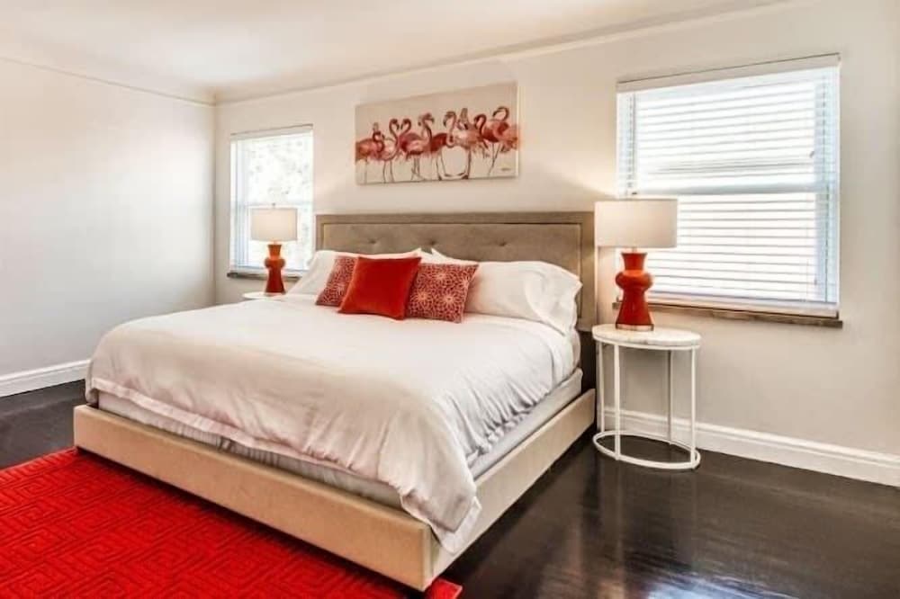 Spacious 5br Sleeps 10 University District 5 Bedroom Home