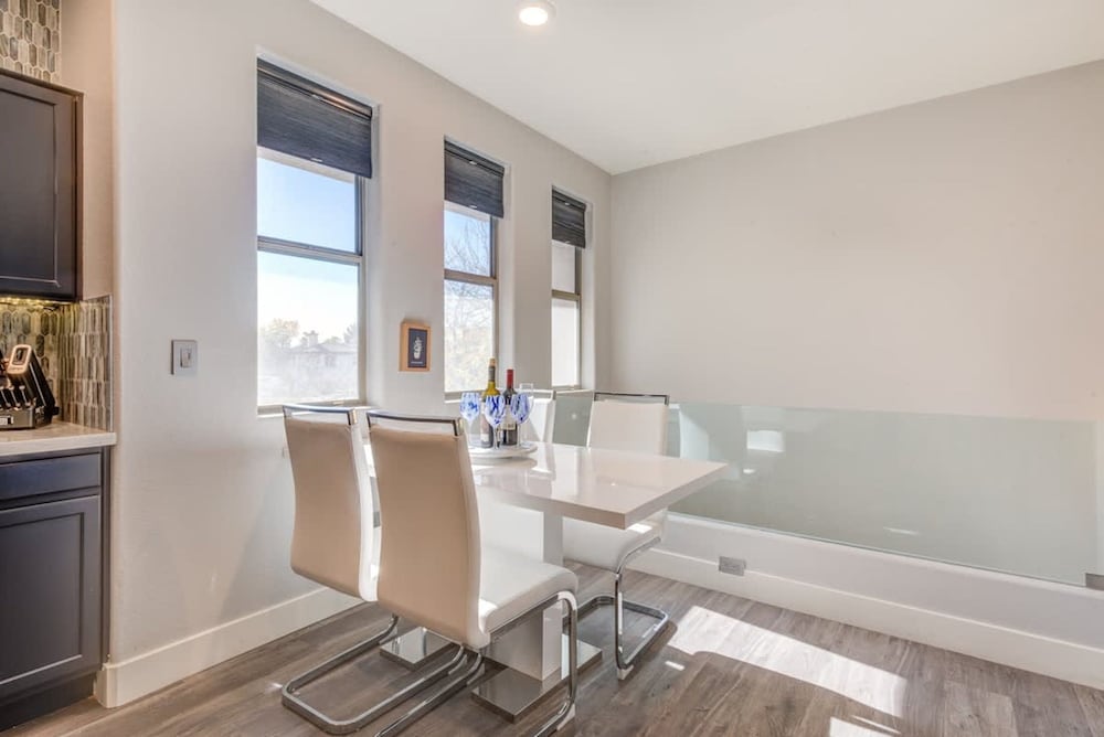 Lux Scottsdale Condo Overlooks 9th Hole Near Golf