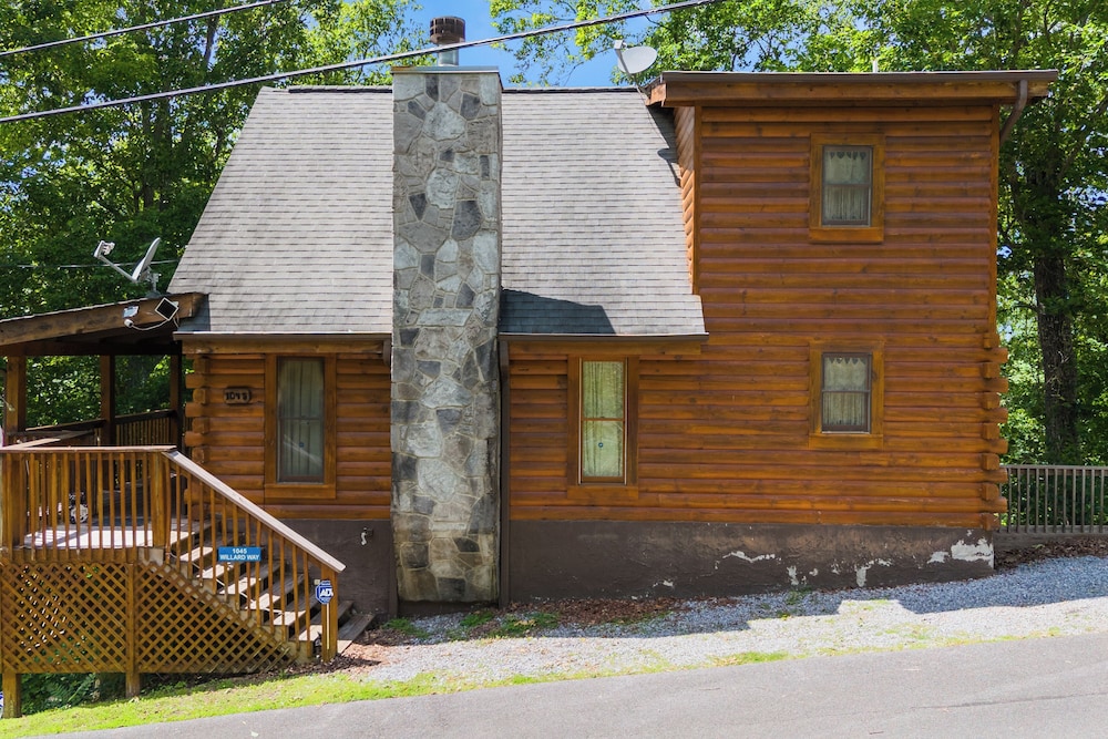 Newly Renovated Cabin w/ Hot Tub, Lake & Bbq! view 4