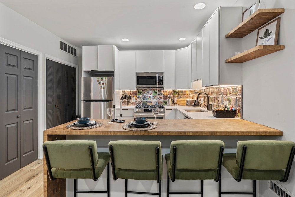 Old City 2 BR Near Historic Sites
