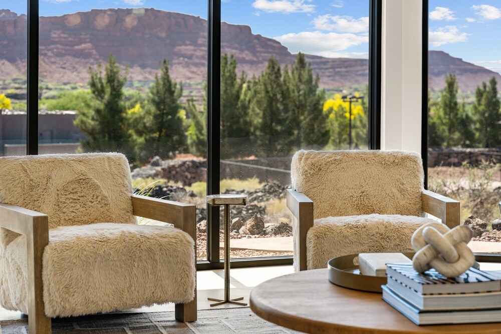 Black Desert Retreat 4 Bedroom Home