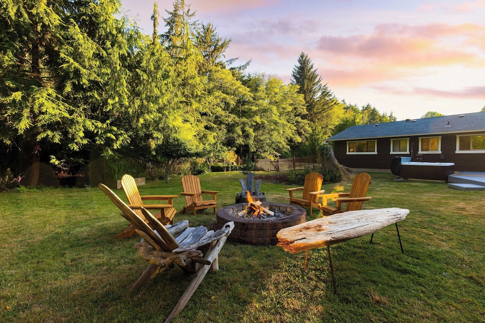 Lodge Trails, Hot Tub, Walk to Cornet Bay