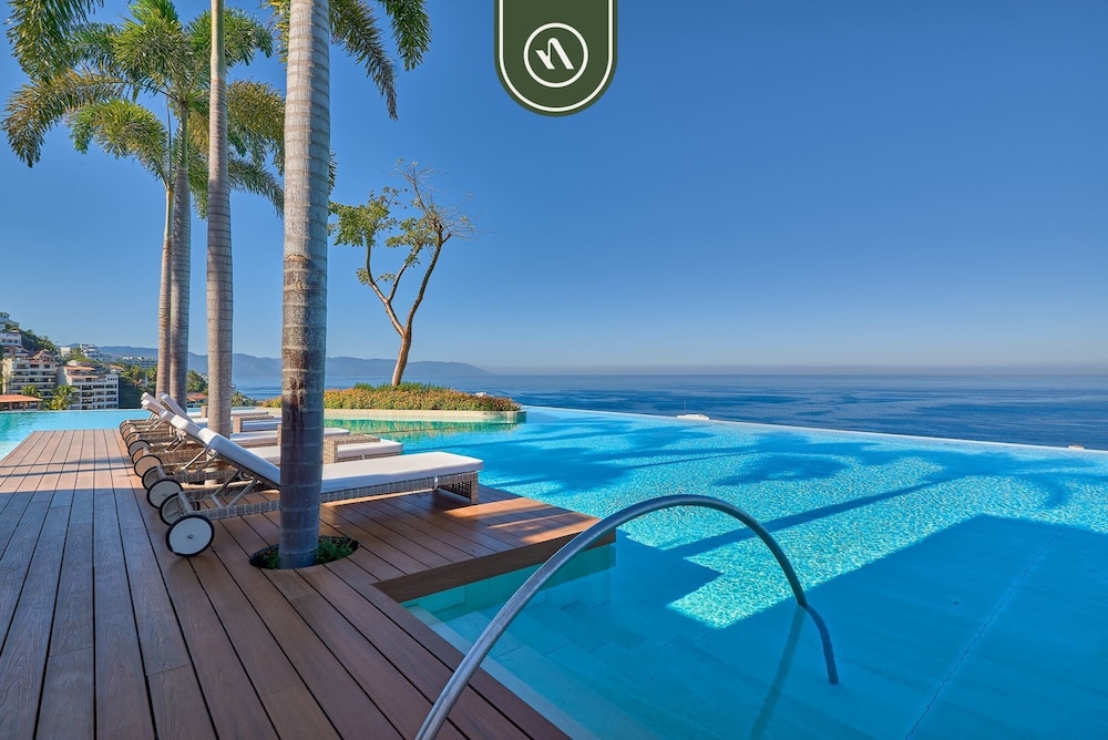 Two Story 2 BR Penthouse - Pool - Ocean View