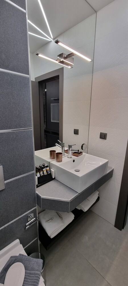 LUXSUITES