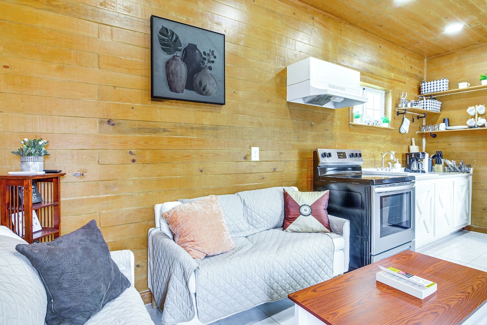 2 Mi to Family Attractions: Brownsville Cottage!