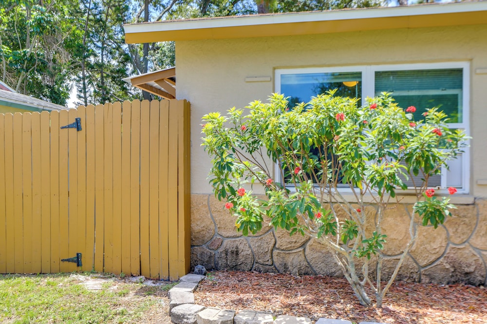 7 Mi to Beach: Pinellas Park Studio w/ Patio