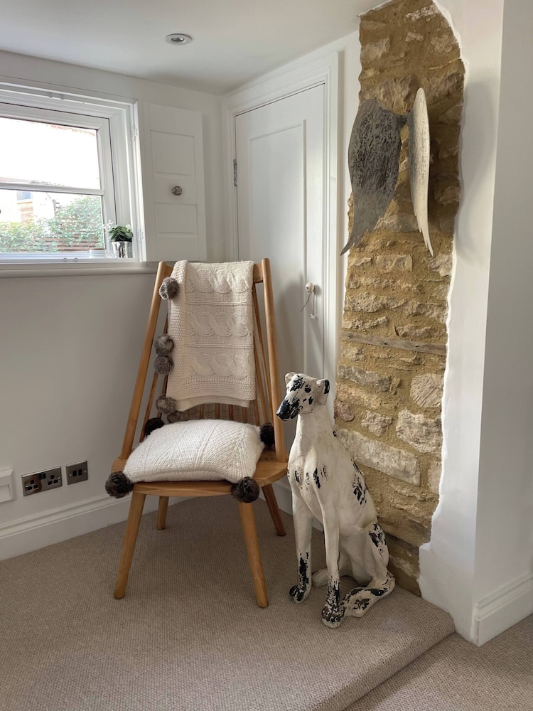 Cottage on High Street, own Parking and EV Charger