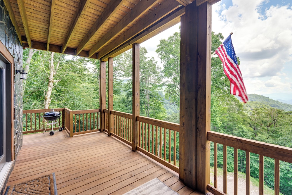 Hot Tub, Game Room & Views: Mars Hill Mtn Retreat!