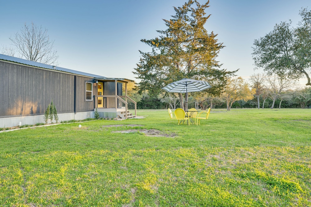 Near Majek Vineyard: Private Schulenburg Cabin view 4