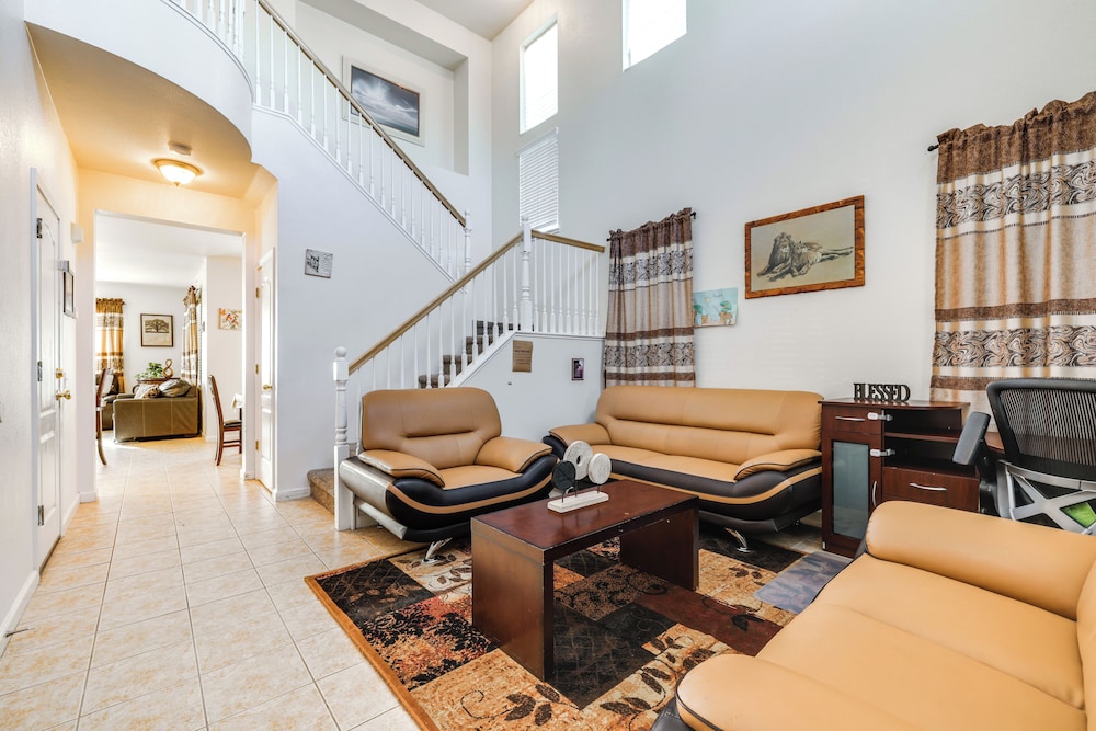 Spacious Turlock Home ~ 1 Mi to University!