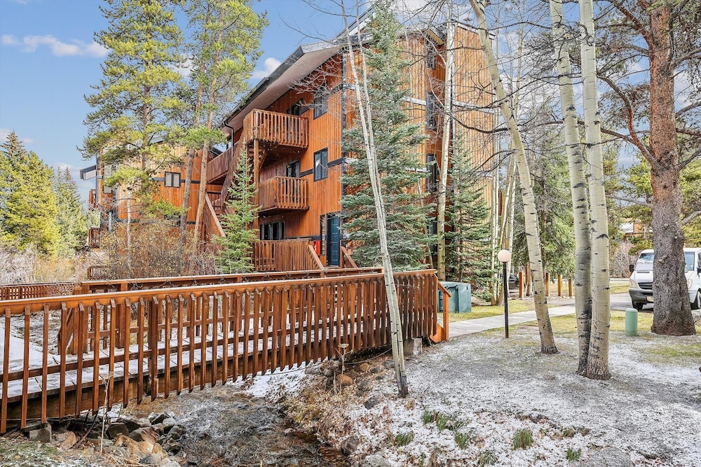 4 O'clock Lodge A16 1 Bedroom Condo by RedAwning