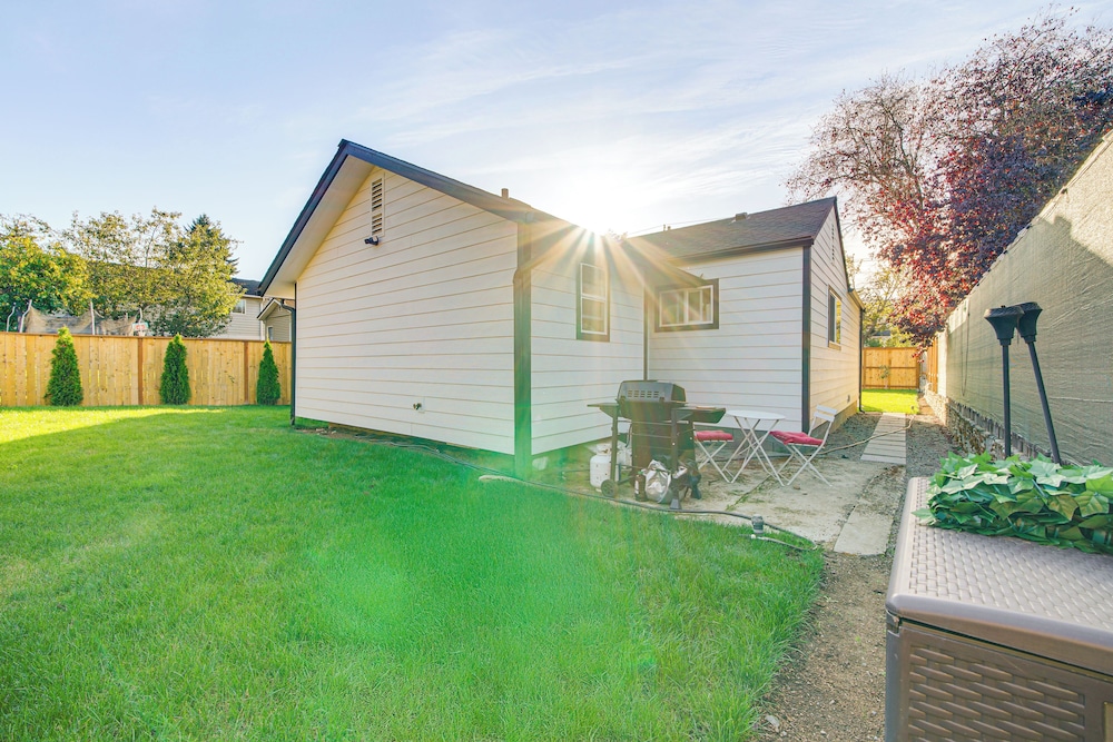 8 Mi to Downtown Seattle: Charming Home w/ Patio
