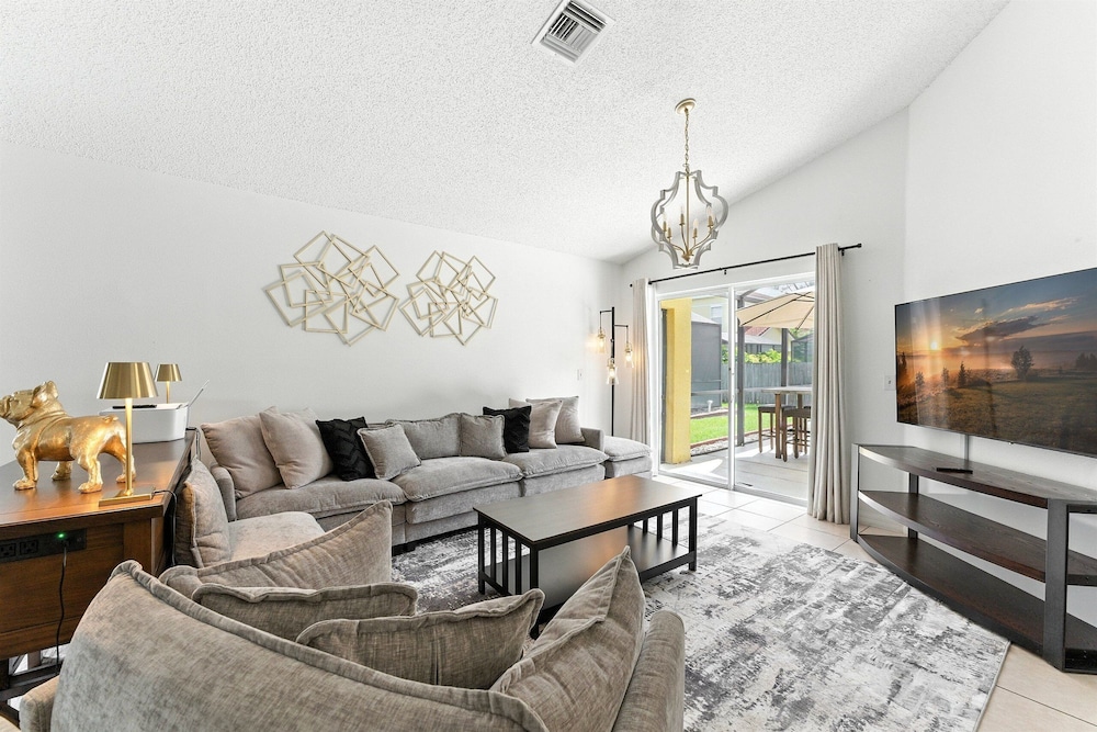 Carpet-free 4BR w/ Pool, 2 Master Bds, Near Disney