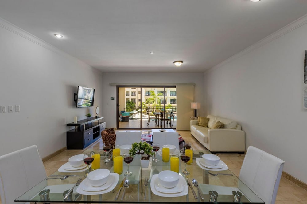 Beautiful 2BR Condo w Great Amenities Palmbeach