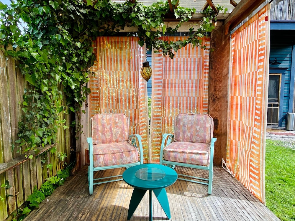 Victorian on Garden Best Location in Town