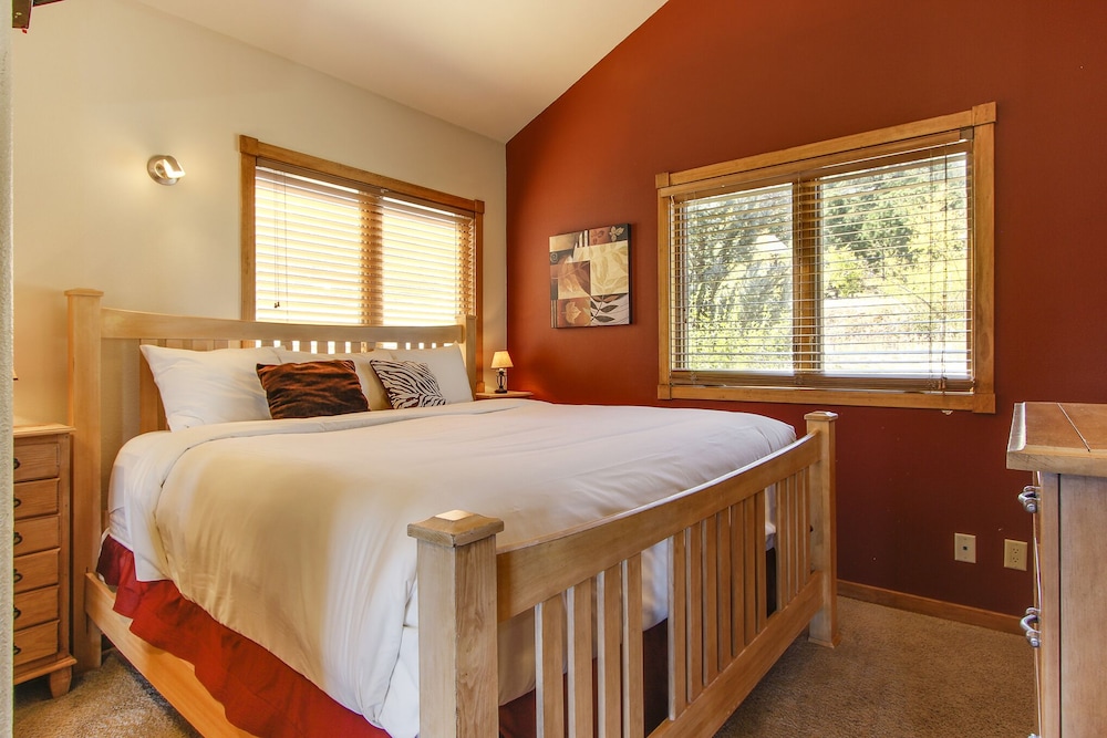 The Twin Owls 21a 2 Bedroom Condo by RedAwning - Property Image 25