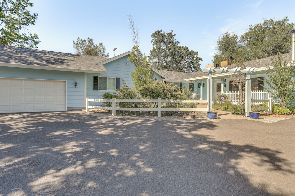 8-acre Retreat: Pool & Stunning Mt Lassen View!