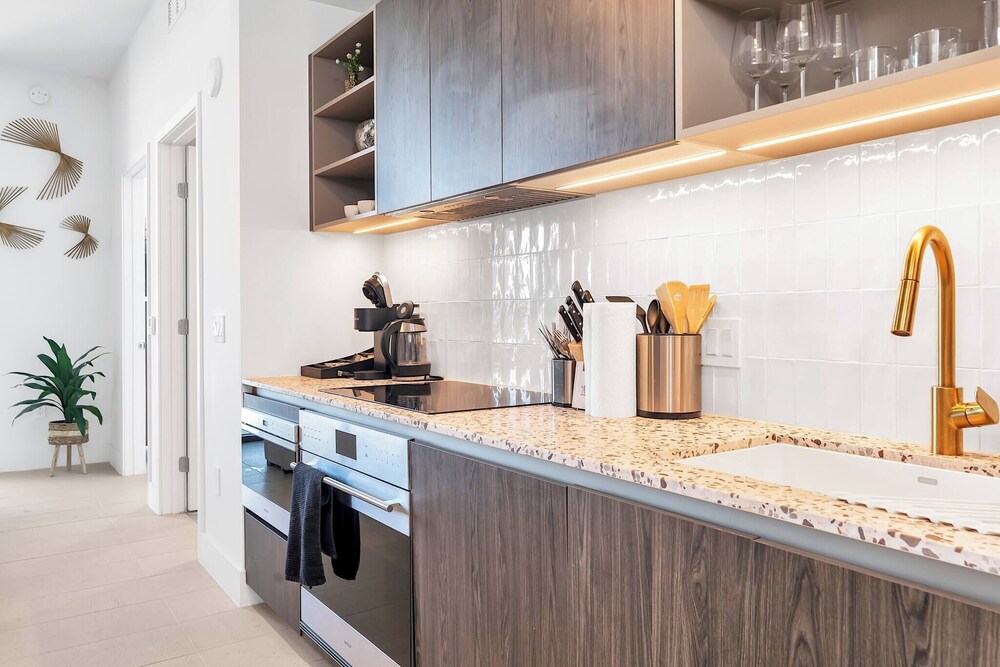 Luxury 1BR Penthouse, Bay & City Views Downtown