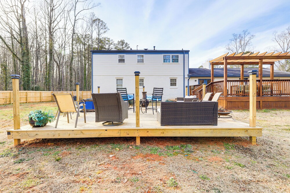Entertainment-ready Yard: Spacious Riverdale Home