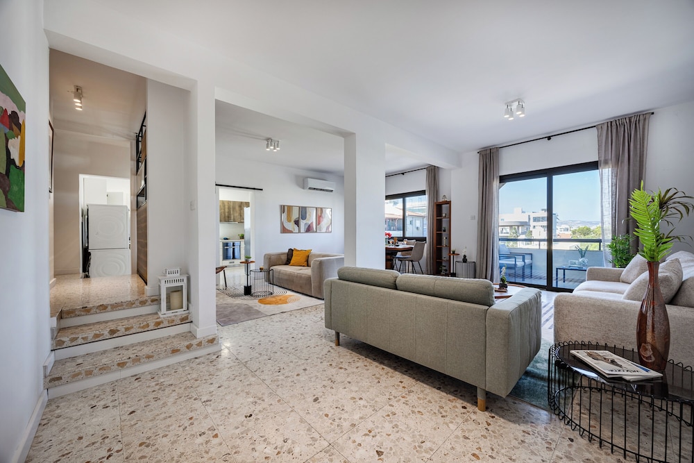 Trygoni Court - Elegant Downtown 3-bdr Apartment