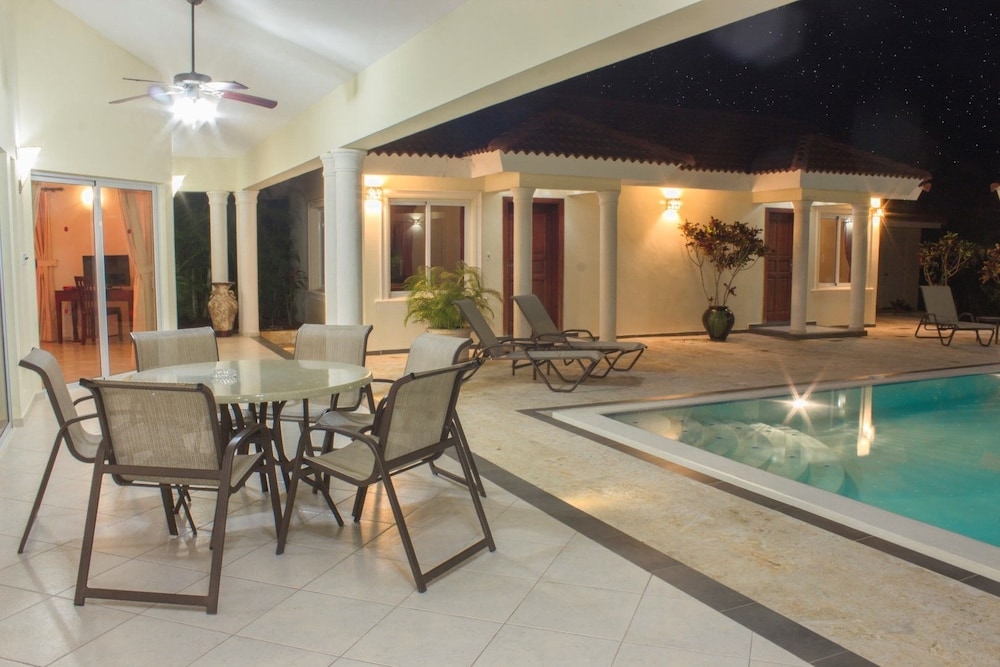 Privacy and comfort luxury 6 bedroom villa