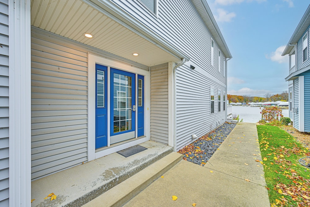 St Joseph River, Lake Michigan Access: Luxury Home