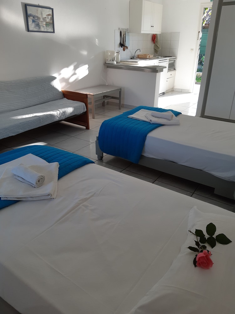 DOLPHIN APARTMENTS & STUDIOS