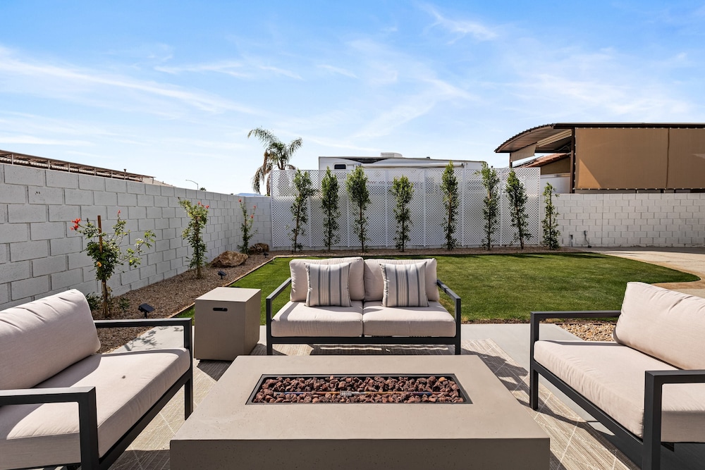 Montego by Avantstay Private Yard w/ Pool & Hot Tub
