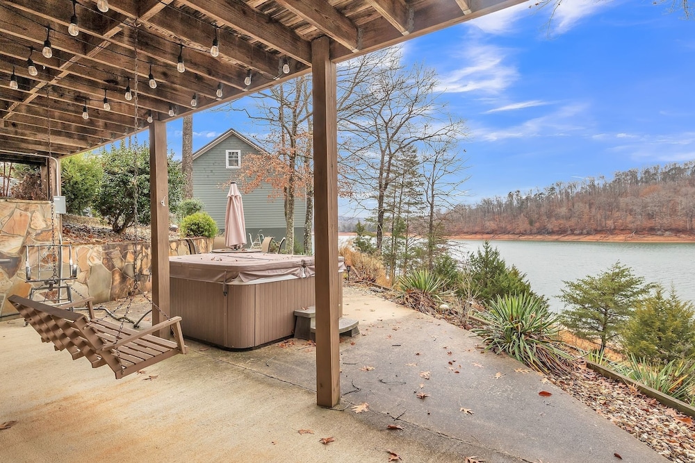 View West Lakefront Home 4 Bedroom Home