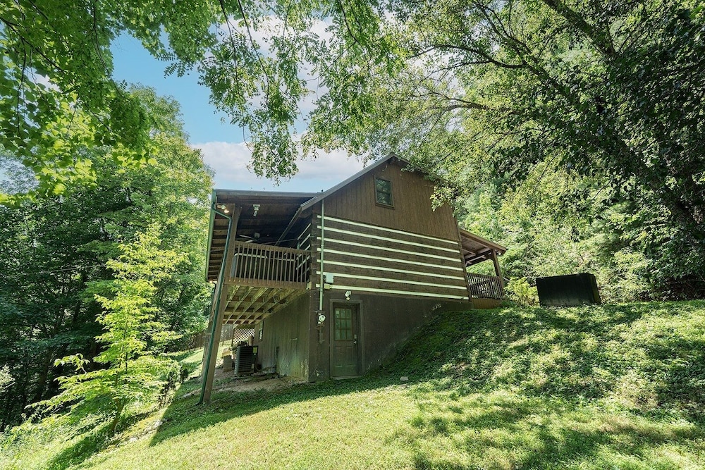 A Slice Of Heaven 2 Bedroom Cabin by RedAwning