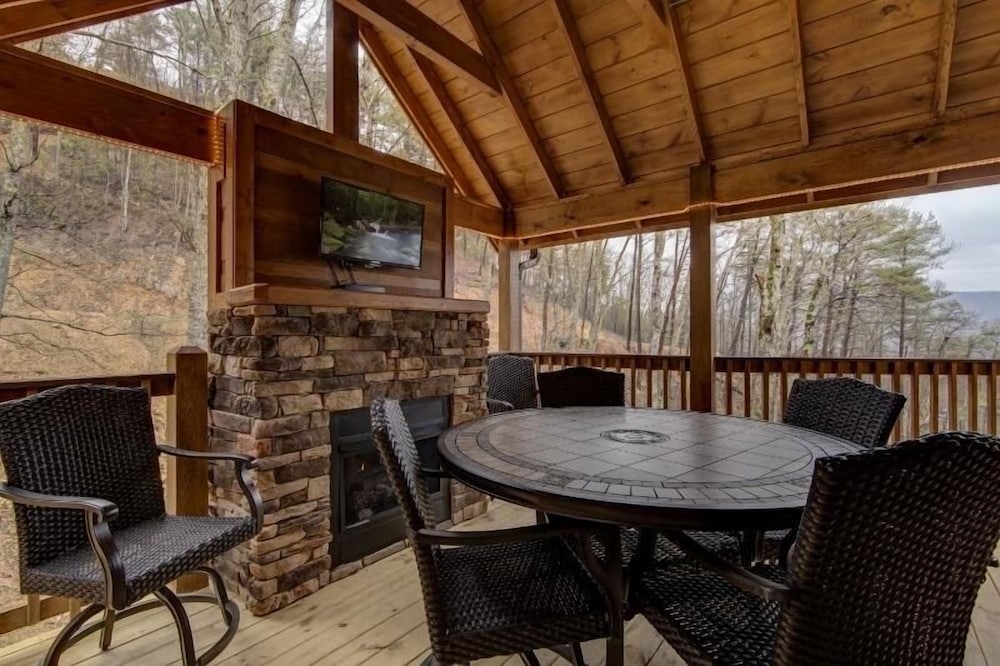 A Suitetastic View - 4 Bedrooms, 4 Baths, Sleeps 12 Home by RedAwning