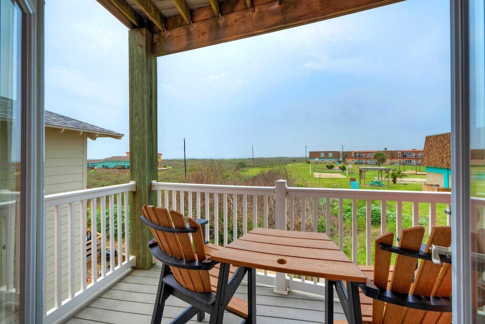 Beach Boardwalk, Pool Access & Ocean Views Coral Reef by Avantstay