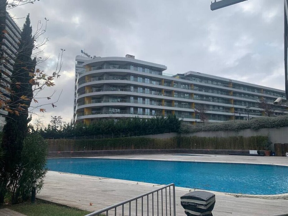 1 1 Balcony Deluxe Apart - Near Mall of Istanbul