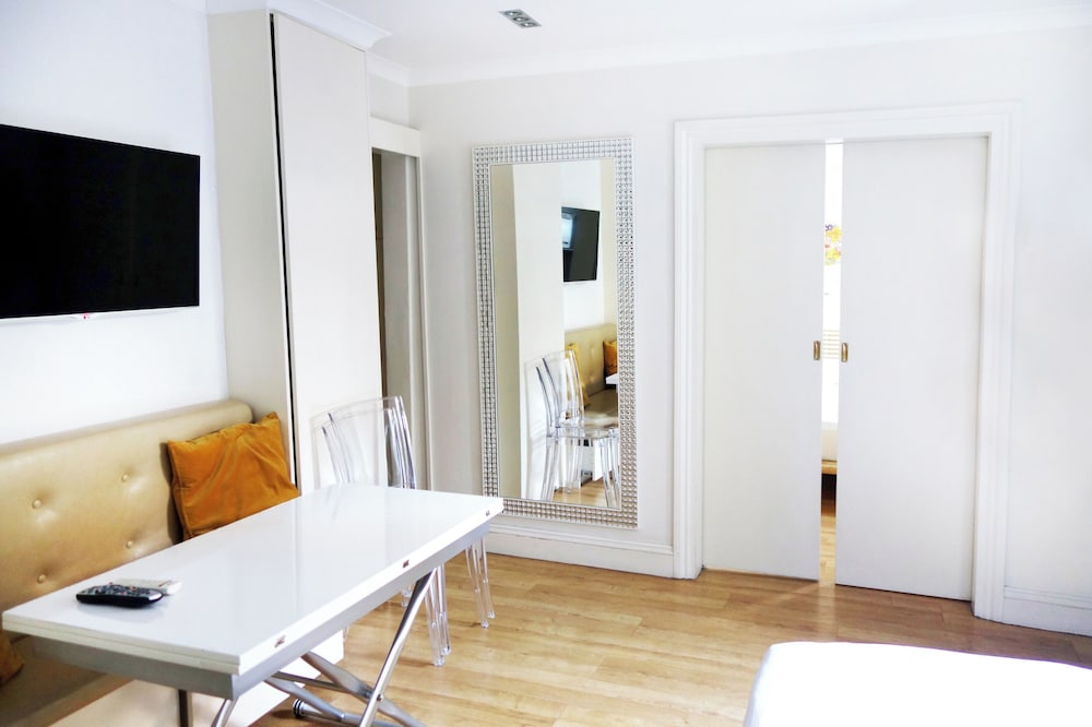 Central Apartment-sleeps 4-98 Walking Score