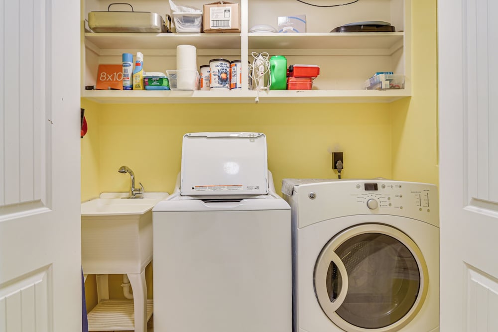 6 Mi to Clearwater Beach: Home w/ Furnished Lanai