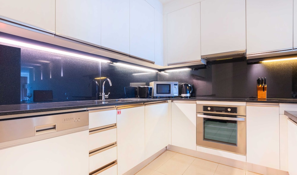 LUX | The JW Marina Suite