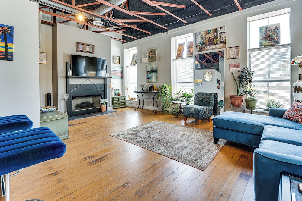 Walk to Corpus Christi Bay: Loft w/ Shaded Parking