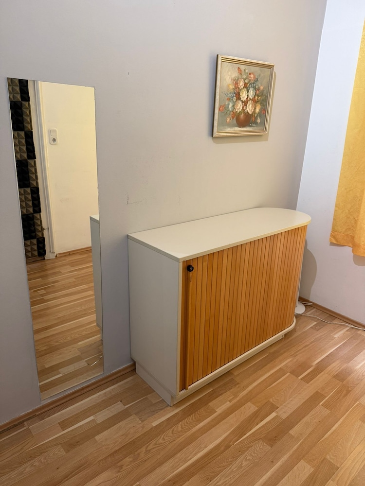1BR Plus LR Apt Top Vienna Location