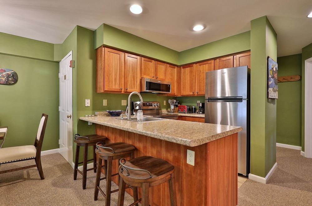 The Pico Escape: 3br/2ba Ski On/ski Off At Pico Mountain. Close To Killington. 3 Bedroom Condo