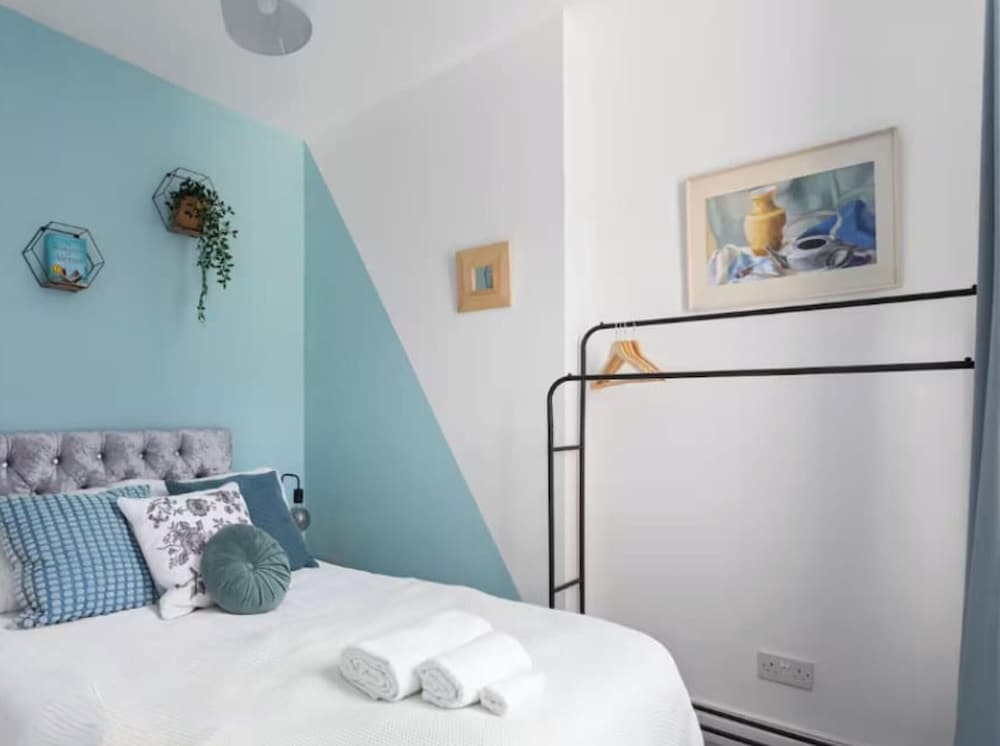 Large 4 Bed House - 4 Double Beds